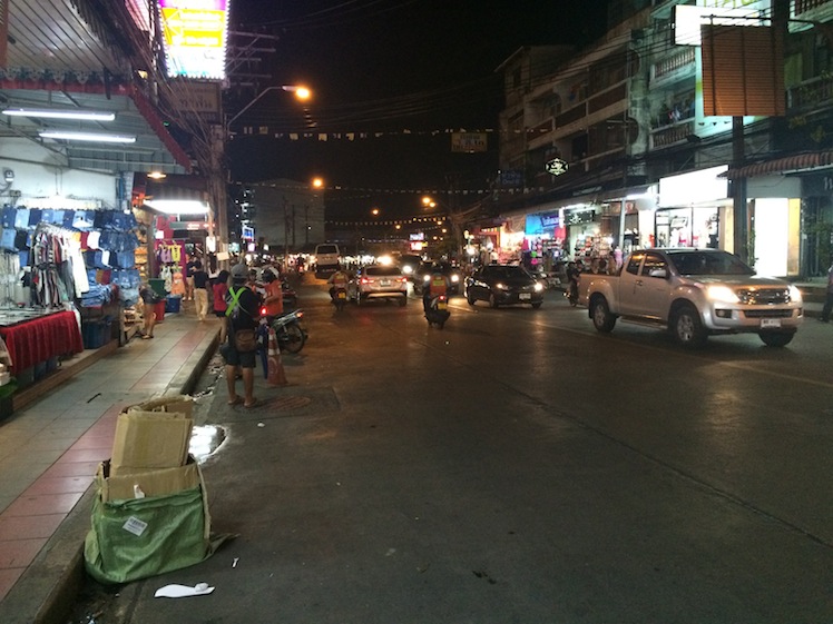 huai khwang night market