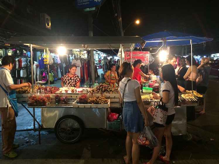 huaikhwang night market